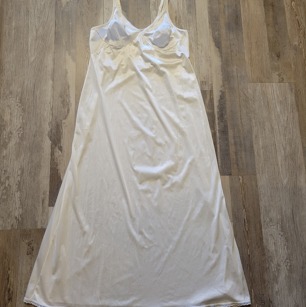 Vintage Vanity Fair White Lace Nylon Silky  Full Slip Nightgown Sz M/L made USA